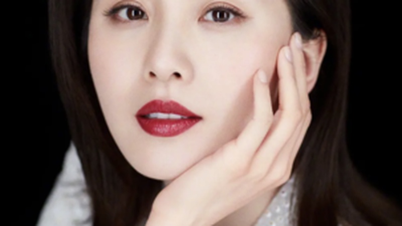 刘诗诗常华森活动现场挥手互动，两代古装脸罕见同框引热议